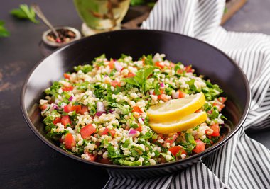Tabbouleh salatası. Geleneksel Ortadoğu ya da Arap yemeği. Maydanoz, nane, bulgur ve domatesli Levantine vejetaryen salatası..