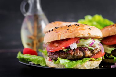 Büyük sandviç - sığır eti, domates, kırmızı soğan ve marul ile hamburger burger.