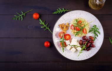 Kahvaltı veya öğle yemeği için sağlıklı avokado tost, guacamole avokado, kalamata zeytin, domates, kaju fıstığı ve beyaz peynir. Vejetaryen sandviçler. Üstte görüntü