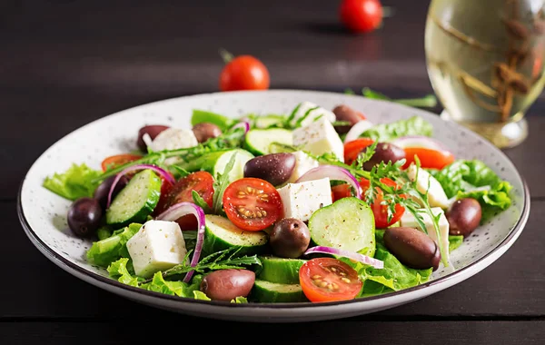 Řecký Salát Čerstvou Zeleninou Feta Sýrem Kalamáty Zdravé Jídlo — Stock fotografie