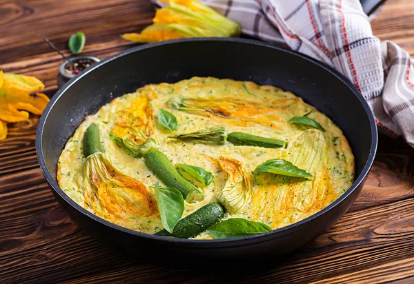 Tortilla Horneada Con Flores Calabacín Sartén Sobre Fondo Madera —  Fotos de Stock