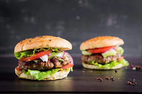 Sandwich Grande Hamburguesa Con Carne Res Tomate Cebolla Roja Lechuga —  Fotos de Stock