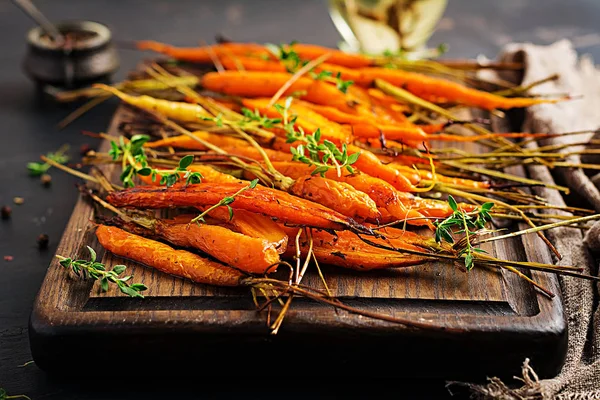 Запеченные Органические Морковь Тимьяном Медом Лимоном Органические Веганские Блюда — стоковое фото