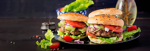 Sándwich grande hamburguesa con carne de res, tomate, cebolla roja a —  Fotos de Stock