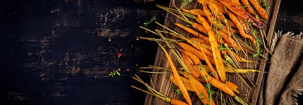 Zanahorias orgánicas al horno con tomillo, miel y limón. Vegano orgánico —  Fotos de Stock