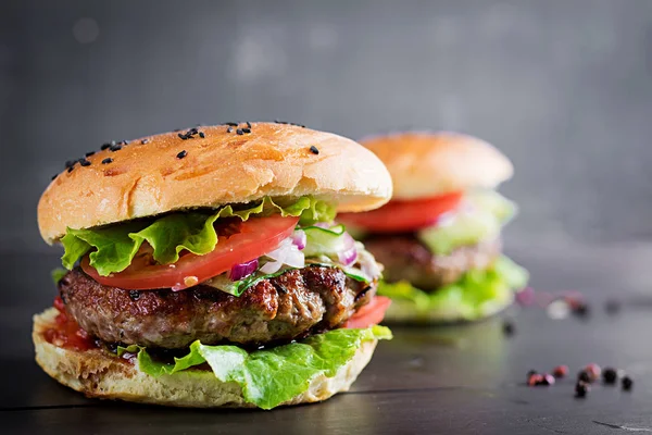 Nagy Szendvics Hamburger Burger Marha Paradicsom Lilahagyma Saláta — Stock Fotó