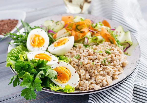 Breakfast Bowl Oatmeal Zucchini Lettuce Carrot Boiled Egg Fresh Salad — Stock Photo, Image