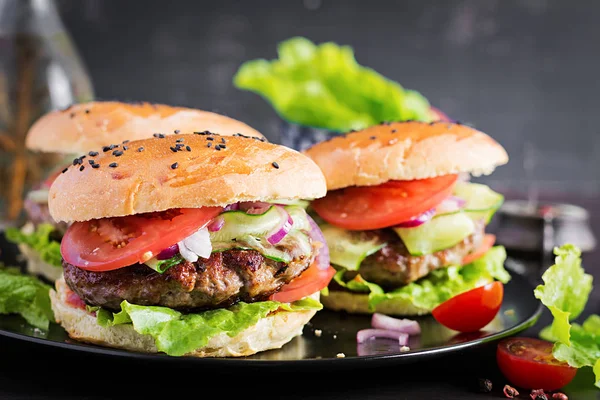 Velký Sendvič Hamburgery Hovězím Masem Rajčaty Červenou Cibulí Hlávkovým Salátem — Stock fotografie