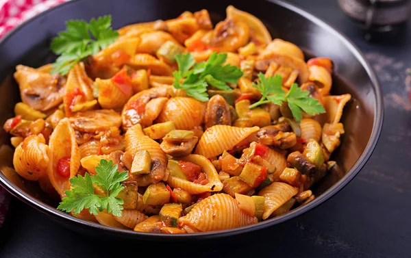 康奇格利意大利面 意大利意大利面壳与蘑菇 西葫芦和番茄酱 — 图库照片