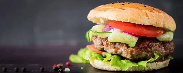 Sanduíche grande - hambúrguer hambúrguer com carne, tomate, cebola vermelha a — Fotografia de Stock