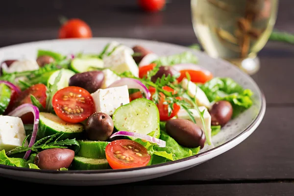 Sałatka Grecka Świeżymi Warzywami Serem Feta Oliwkami Kalamata Zdrowa Żywność — Zdjęcie stockowe
