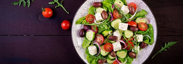 Греческий салат со свежими овощами, сыром фета и оливом каламата — стоковое фото