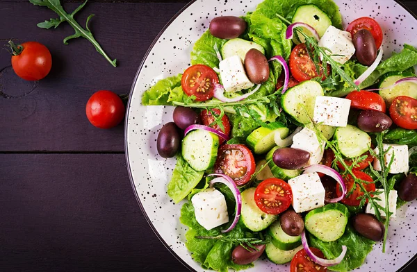 希腊沙拉与新鲜蔬菜 羊乳酪和卡拉马塔橄榄 健康食品 顶部视图 — 图库照片