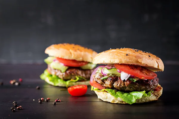 Sandwich Grande Hamburguesa Con Carne Res Tomate Cebolla Roja Lechuga —  Fotos de Stock