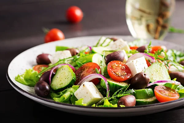 Ensalada Griega Con Verduras Frescas Queso Feta Aceitunas Kalamata Alimento —  Fotos de Stock