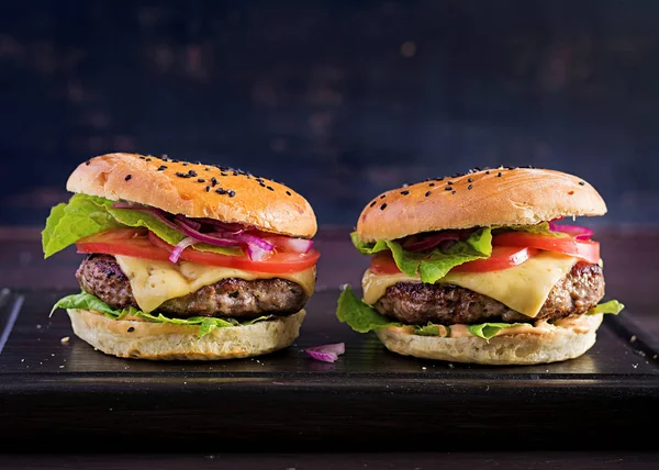 大三明治 汉堡汉堡 配牛肉 奶酪和生菜 — 图库照片