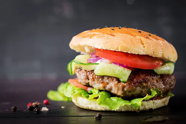 Grande Sanduíche Hambúrguer Com Carne Tomate Cebola Vermelha Alface — Fotografia de Stock