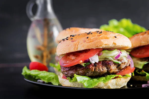 Stor Smörgås Hamburger Hamburgare Med Nöt Tomat Rödlök Och Sallad — Stockfoto