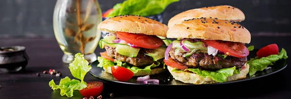Big sandwich - hamburger burger with beef,  tomato,  red onion a — Stock Photo, Image