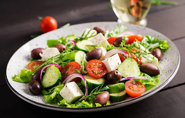 希腊沙拉与新鲜蔬菜 羊乳酪和卡拉马塔橄榄 健康食品 — 图库照片