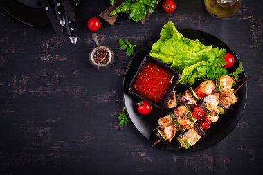 Izgara et şiş, kabak, domates ve kırmızı soğan ile tavuk şiş kebap. Barbekü yemeği. Üst görünüm