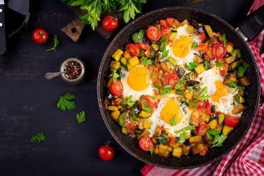 Geç kahvaltı - sebzeli sahanda yumurta. Shakshuka. Arap mutfağı. Koşer yemeği. Üst görünüm