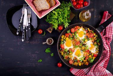 Geç kahvaltı - sebzeli sahanda yumurta. Shakshuka. Arap mutfağı. Koşer yemeği. Üst görünüm