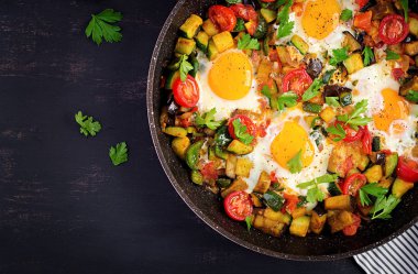 Geç kahvaltı - sebzeli sahanda yumurta. Shakshuka. Arap mutfağı. Koşer yemeği. Üst görünüm