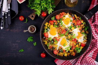 Geç kahvaltı - sebzeli sahanda yumurta. Shakshuka. Arap mutfağı. Koşer yemeği. Üst görünüm