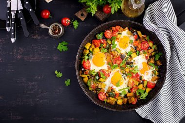 Geç kahvaltı - sebzeli sahanda yumurta. Shakshuka. Arap mutfağı. Koşer yemeği. Üst görünüm