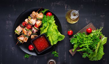 Izgara et şiş, kabak, domates ve kırmızı soğan ile tavuk şiş kebap. Barbekü yemeği. Üst görünüm
