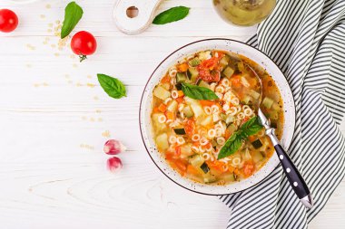 Minestrone, beyaz masada makarna ile İtalyan sebze çorbası. Vegan çorbası. Üst görünüm