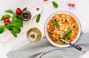 Minestrone, beyaz masada makarna ile İtalyan sebze çorbası. Vegan çorbası. Üst görünüm