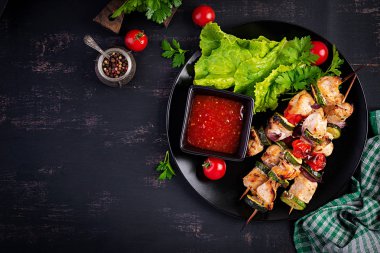 Izgara et şiş, kabak, domates ve kırmızı soğan ile tavuk şiş kebap. Barbekü yemeği. Üst görünüm