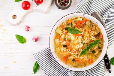 Minestrone, beyaz masada makarna ile İtalyan sebze çorbası. Vegan çorbası. Üst görünüm