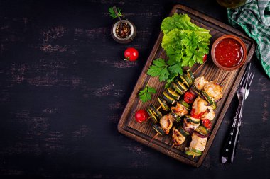 Izgara et şiş, kabak, domates ve kırmızı soğan ile tavuk şiş kebap. Barbekü yemeği. Üst görünüm