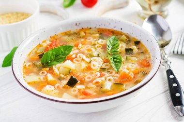 Minestrone, beyaz masada makarna ile İtalyan sebze çorbası. Vegan çorbası.