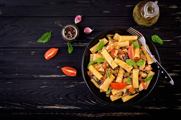 Rigatoni Pasta Med Kycklingkött Aubergine Tomatsås Skål Italienska Rätter Översta — Stockfoto