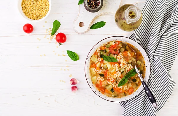 Minestrone Sopa Legumes Italiana Com Macarrão Mesa Branca Sopa Vegan — Fotografia de Stock