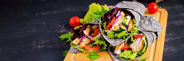 Tortilla com tinta adicionada cuttlefish envolve com frango e vegeta — Fotografia de Stock