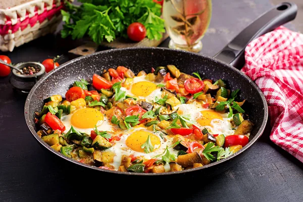 Café Manhã Atrasado Ovos Fritos Com Verduras Shakshuka Cozinha Árabe — Fotografia de Stock