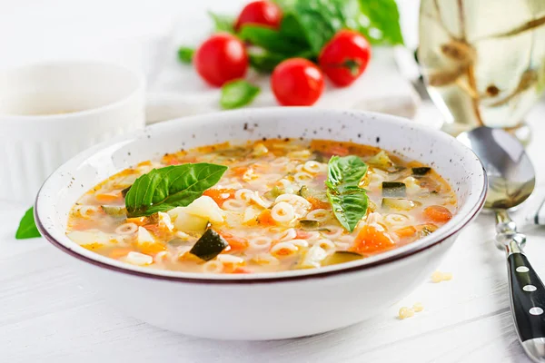 Минестроне Итальянский Овощной Суп Макаронами Белом Столе Веганский Суп — стоковое фото