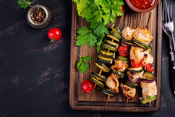 Gegrilde Vlees Spiesjes Kip Shish Kebab Met Courgette Tomaten Rode — Stockfoto