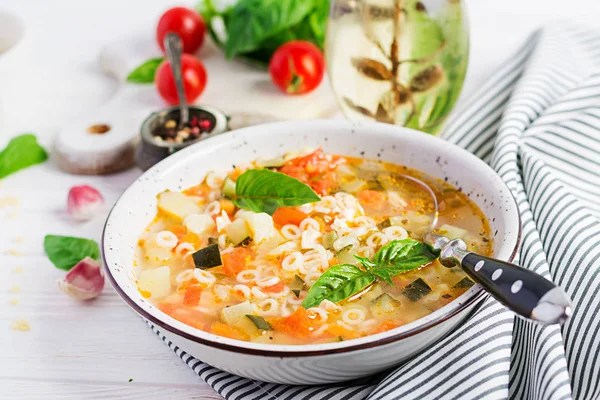 Мінестроне Італійський Овочевий Суп Макаронами Білому Столі Вегетаріанець Суп — стокове фото