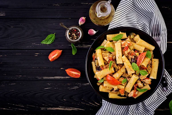 Rigatoni Pasta Med Kycklingkött Aubergine Tomatsås Skål Italienska Rätter Översta — Stockfoto