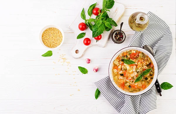 Минестроне Итальянский Овощной Суп Макаронами Белом Столе Веганский Суп Вид — стоковое фото