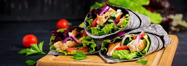 Tortilla com tinta adicionada cuttlefish envolve com frango e vegeta — Fotografia de Stock