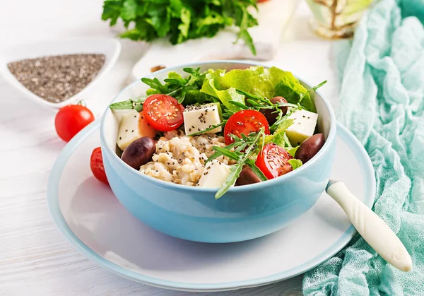 Salada Vegan Tigela Pequeno Almoço Com Aveia Tomate Queijo Alface — Fotografia de Stock