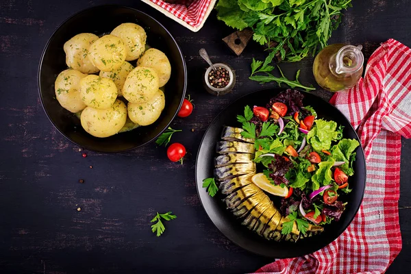 Füme Uskumru Haşlanmış Patates Karanlık Arka Planda Taze Salata Üst — Stok fotoğraf