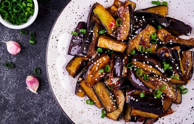 Yeşil soğan ile Kore tarzında sıcak baharatlı güveç patlıcan. Patlıcan sote. Vegan yemek. Üstte görüntü